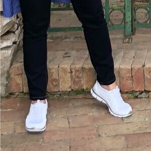 WHITE SKETCHERS TENNIS SHOES IN PERFECT CONDITION